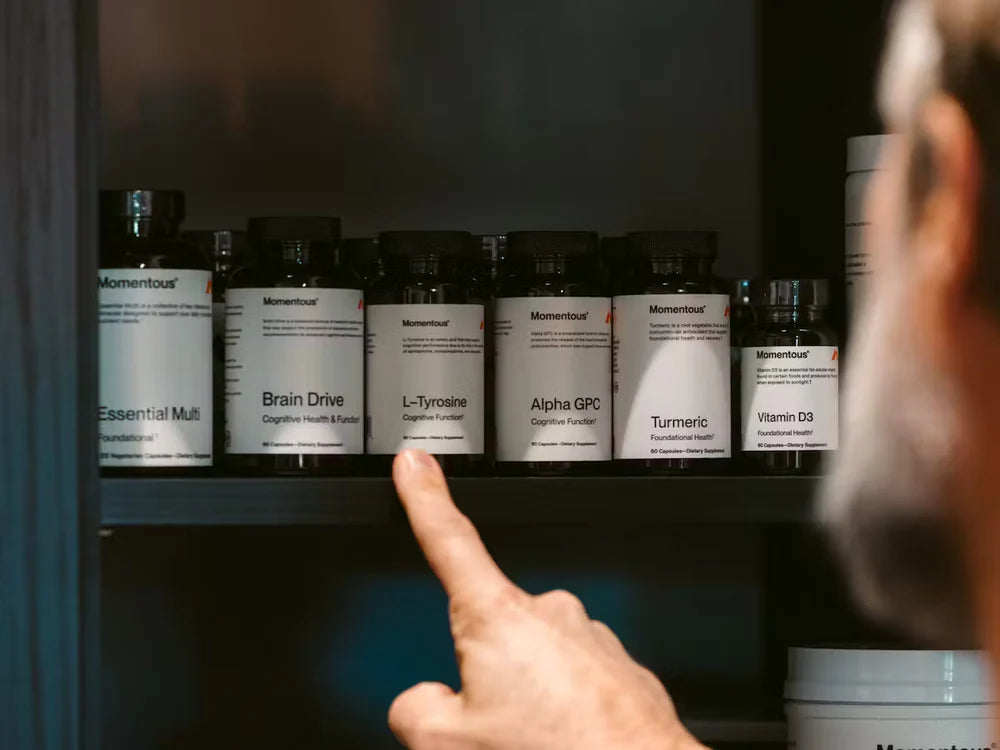 Momentous-supplementen op een plank, waaronder Brain Drive, L-Tyrosine en Alpha GPC
